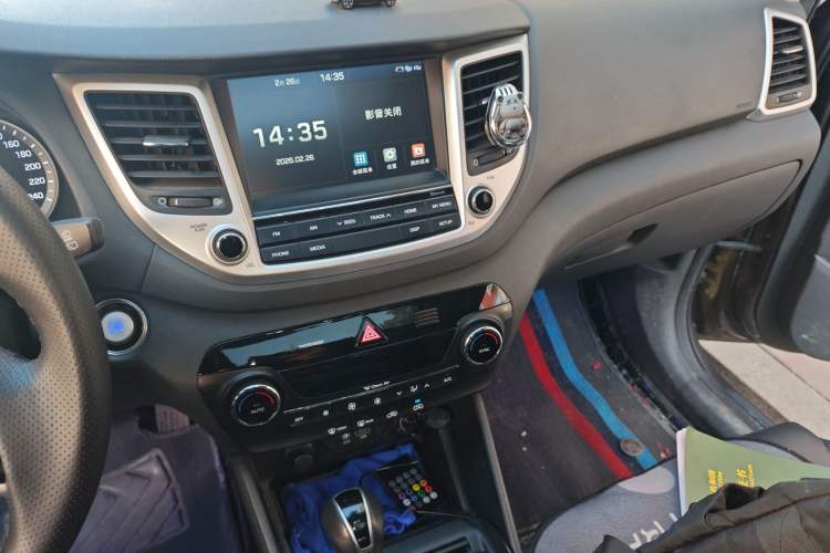 Used Hyundai Tucson 2015 1.6T Dual-Clutch Two-Wheel-Drive Smart Model Audio And AC Panel