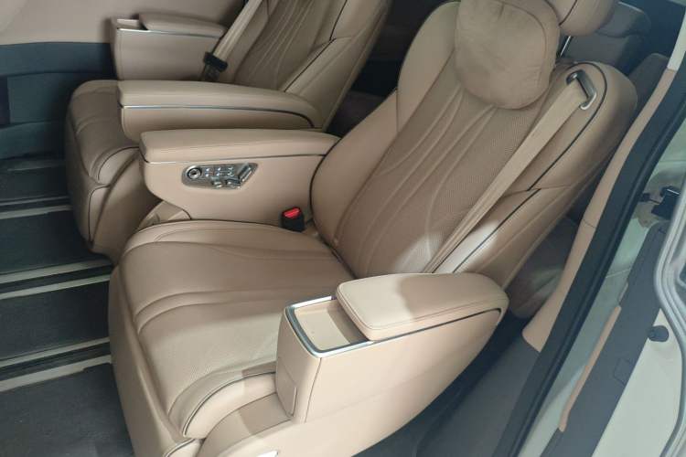 Used XPeng X9 2025 740 Ultra-Long Range Max Left Rear Seat