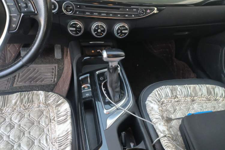 Used GAC Trumpchi GA6 2016 235T DCT Luxury Edition Gear Lever