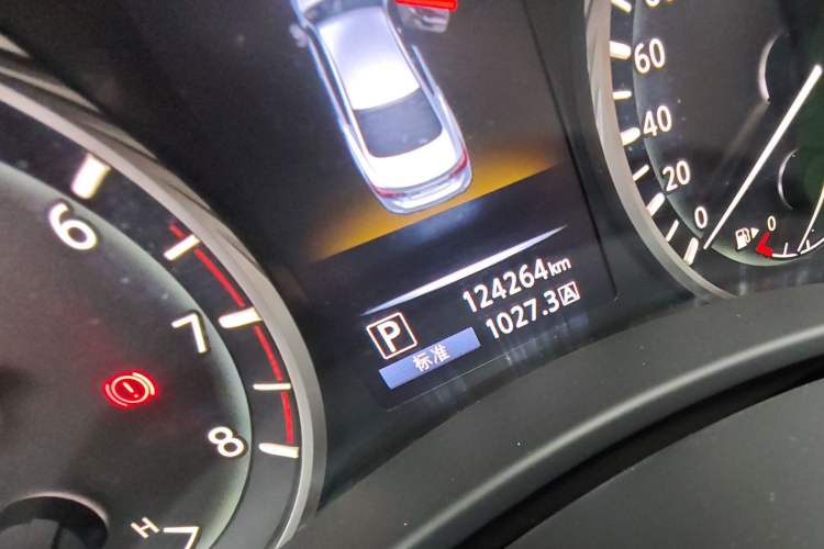 Used Infiniti Q50L 2018 2.0T Enjoyment Version China VI Standard Odometer Close Up