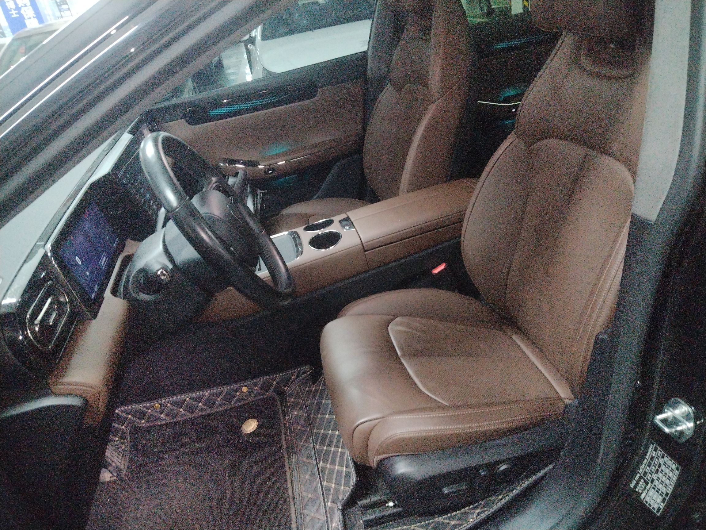 المقاعد الأمامية داخل السيارة