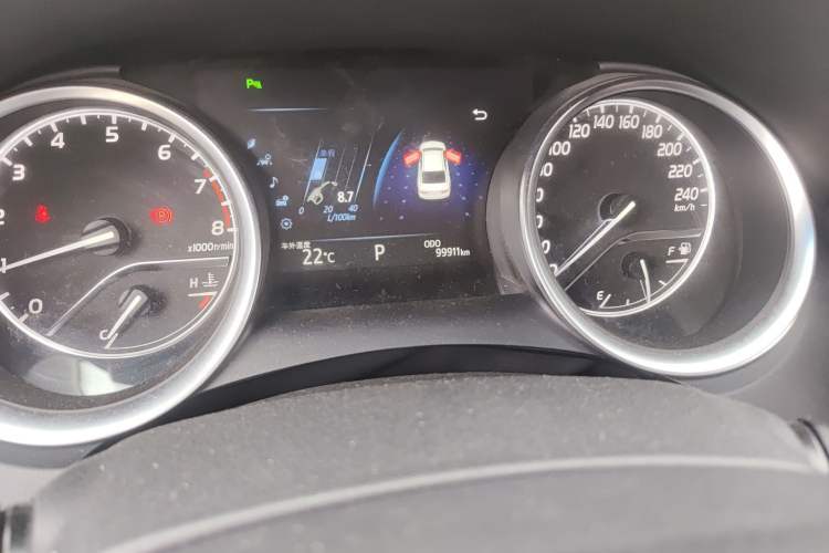 Used Toyota Camry 2018 2.0G Luxury Edition Odometer Close Up