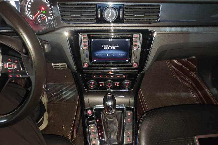 Used Volkswagen Passat 2016 330TSI DSG Prestige Edition Audio And AC Panel