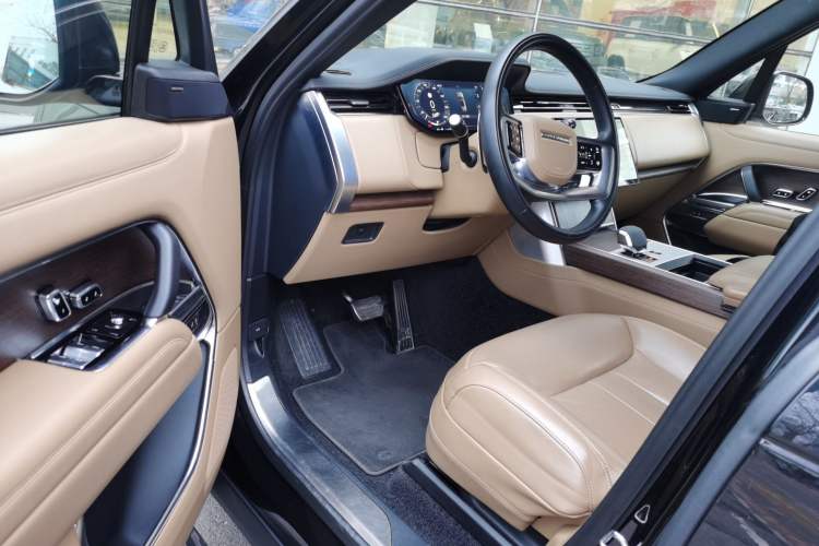 Used Land Rover Range 2024 3.0 L6 400 PS Extended Luxury Edition Driver Seat