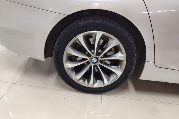 Used BMW 5 Series 2014 528Li Leading Model
