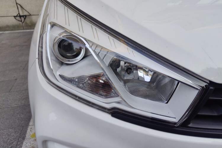 Used Wuling Hongguang S3 2019 1.5L Manual Standard Version China VI Standard Right Front Headlight