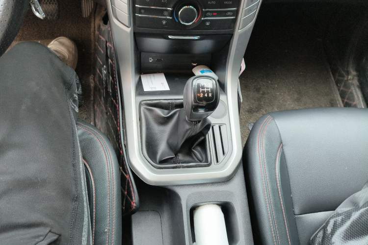 Used SAIC MAXUS T60 2017 2.4L Gasoline Manual Transmission Two-Wheel Drive High Ground Clearance Comfort Edition Standard Cabin
