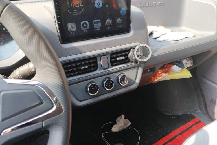 Used Wuling Yangguang 2024 300KM Comfort Version Passenger Van 75kW