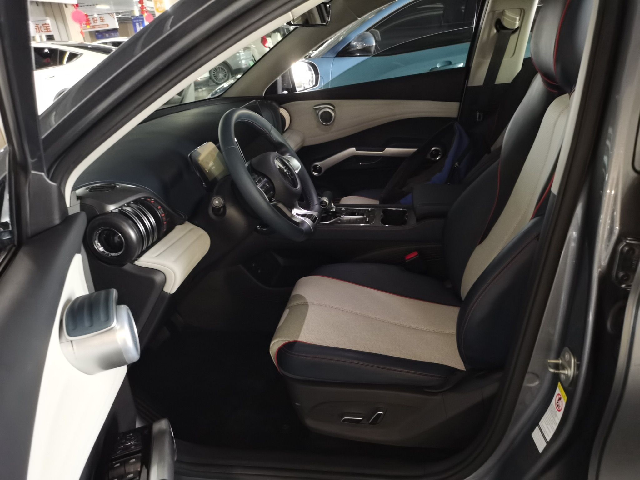 المقاعد الأمامية داخل السيارة