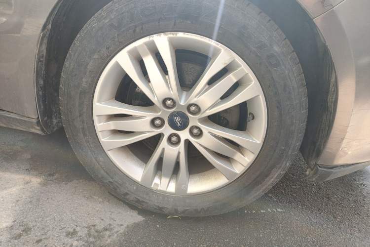 Used Ford Focus 2012 Sedan 1.6L Manual Comfort Model Right Front Wheel Hub