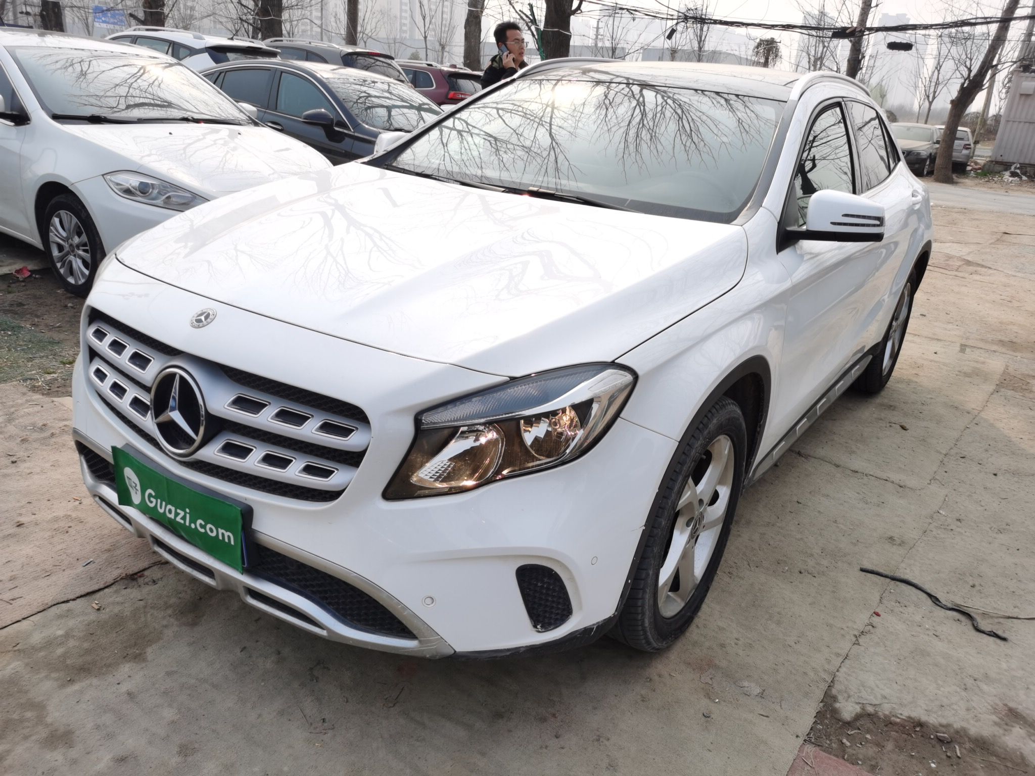 Под передней частью автомобиля