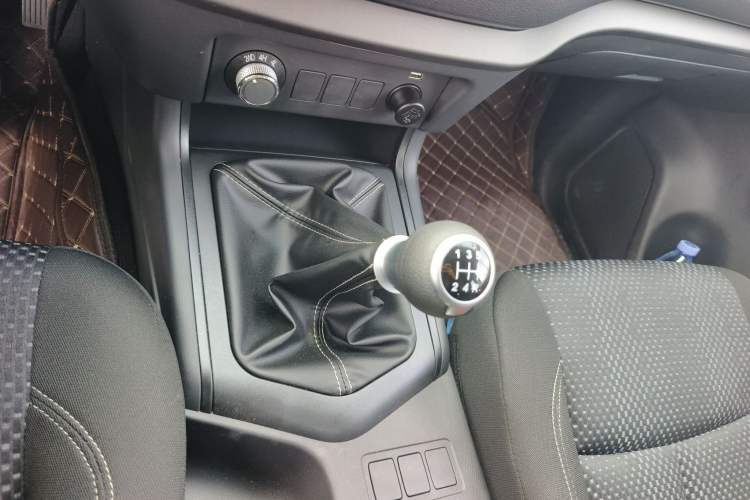 Used Dongfeng Ruichi 2026 Model 2.3T Diesel Four-Wheel Drive Manual Long-Box Flatbed