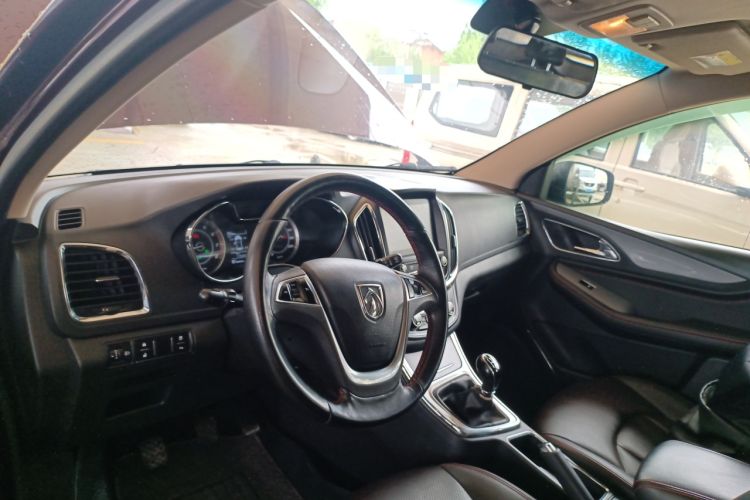 Used Baojun 560 2015 1.8L manual luxury version Center Console