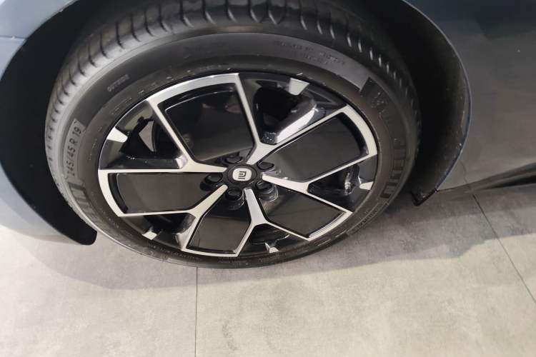 Used Xiaomi Auto SU7 2024 Rear-Drive Long-Range Intelligent Driving Version Left Front Wheel Hub
