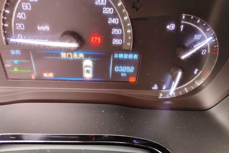 Used Cadillac XT5 2018 25T Tech Model Odometer Close Up