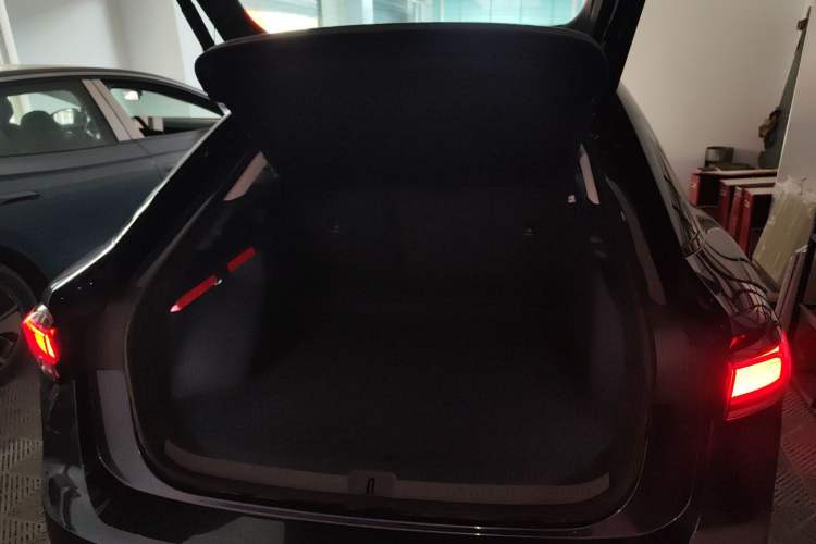 Used Volkswagen ID.7 VIZZION 2024 AIR model Trunk