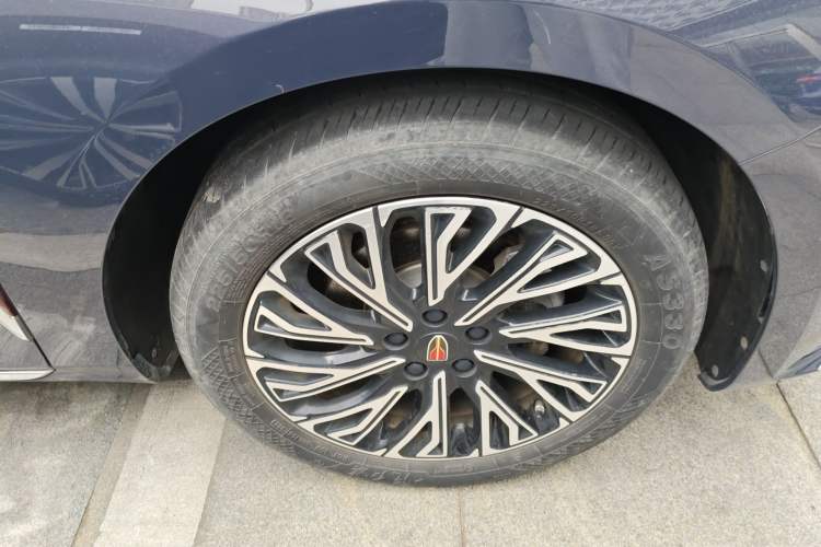 Used Hongqi H5 2024 2.0T Automatic Smart Connect Flagship Edition Right Front Wheel Hub