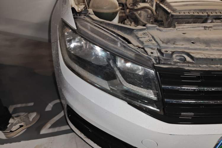 Used Volkswagen Santana 2015 HaoNa 1.6L Manual Fashion Edition Right Front Headlight