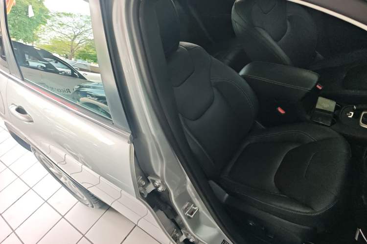 Used Jeep Cherokee 2017 2.0L Superior Edition Right Front Seat