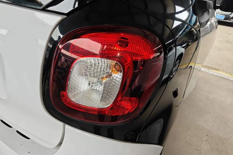 Used smart fortwo 2015 1.0L 52 kW hardtop Dynamic version
