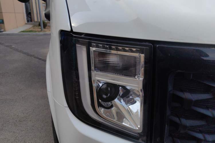 Used JMC Fushun 2023 2.0T Manual Short-Wheelbase Mid-Height Commercial Multi-Purpose 5-Seater Passenger Vehicle Right Front Headlight