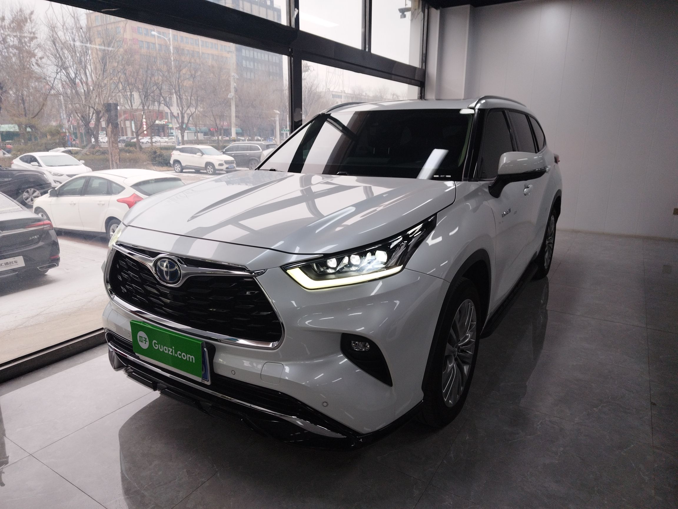 تحت مقدمة السيارة