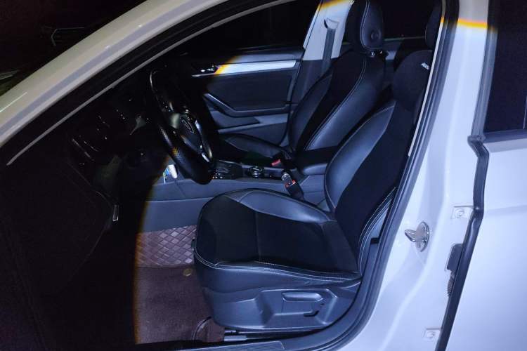 Used Volkswagen Lamando 2015 230TSI DSG Fashion Edition Left Front Seat