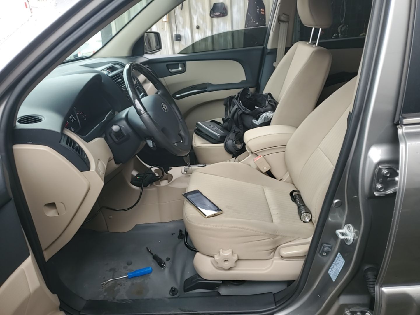 المقاعد الأمامية داخل السيارة