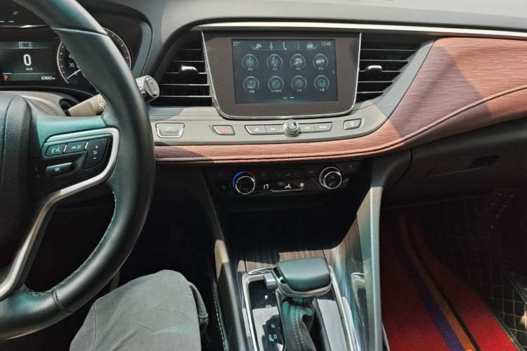 Used Buick GL6 2019 18T 6-Seater Connected Luxury Version China VI Standard Audio And AC Panel