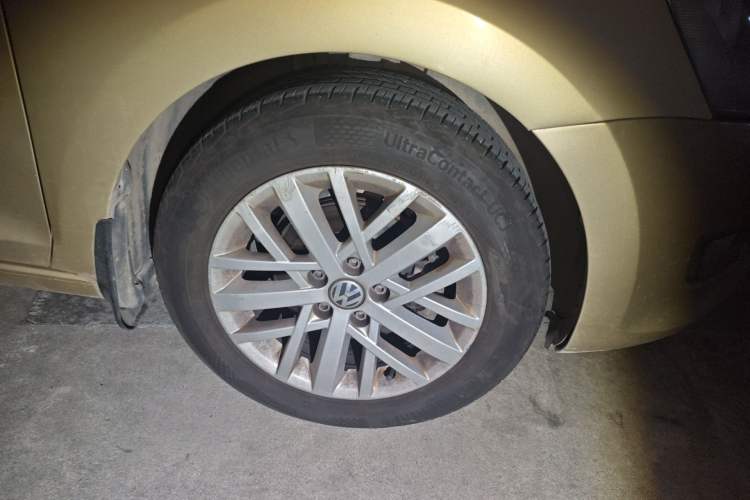 Used Volkswagen Santana 2013 1.6L Automatic Luxury Edition Right Front Wheel Hub