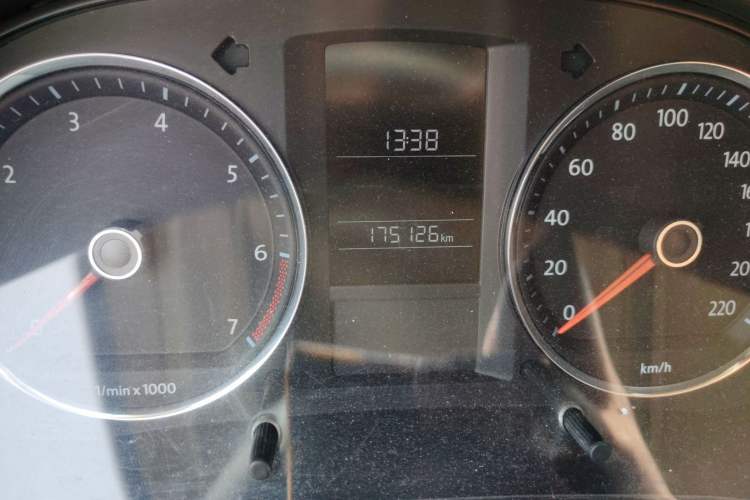 Used Volkswagen Lavida 2011 1.6L Automatic PinYou Edition Odometer Close Up