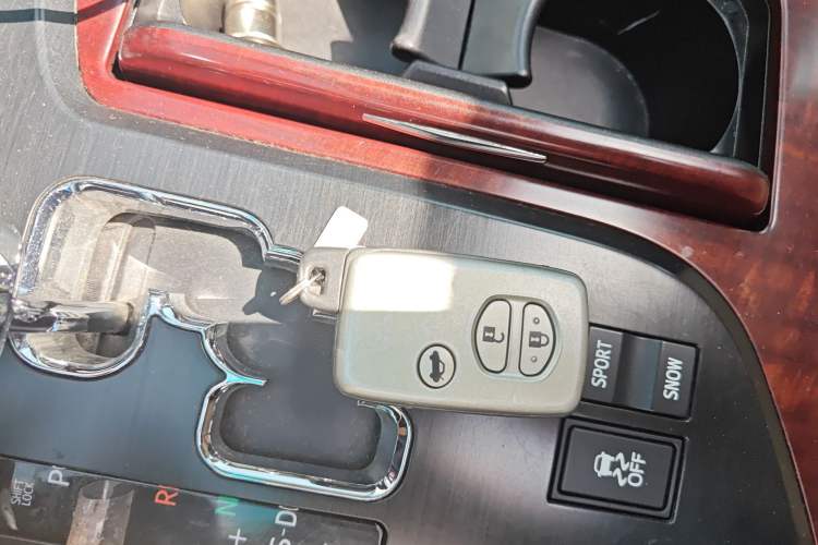 Used Toyota Crown 2010 2.5L Royal Leather Navigation Edition Vehicle Key