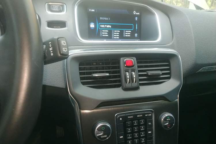 Used Volvo V40 2013 2.0T Zhiya Edition
