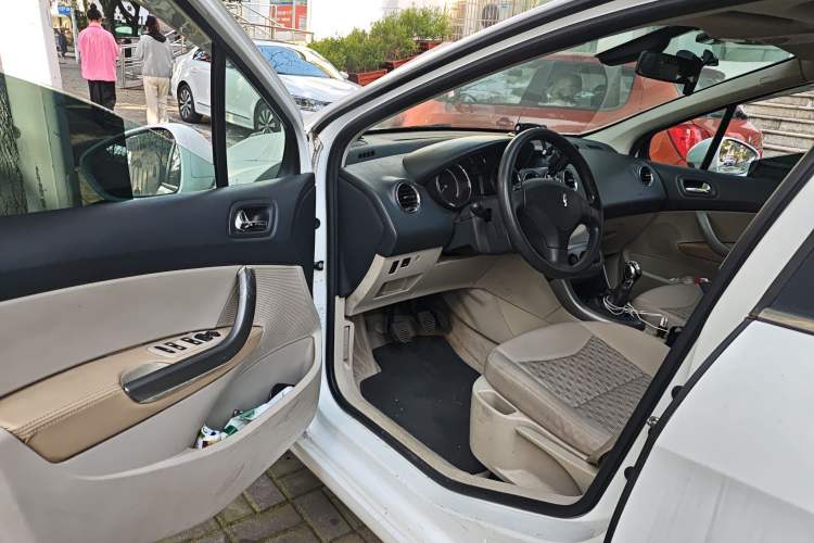 Used Peugeot 408 2011 1.6L Manual Comfort Edition
