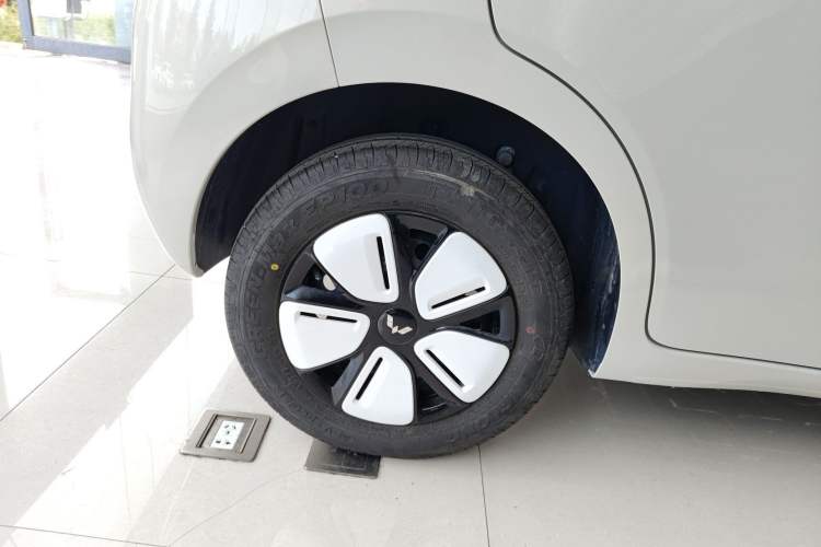 Used Wuling Hongguang MINIEV 2025 Four-Door Version Zhenxiang+ Edition Right Rear Wheel Hub