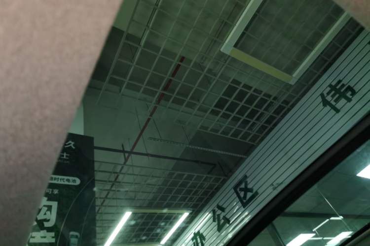 Used VOYAH FREE 2025 318 259 km All-Wheel-Drive Exploration Edition Headliner