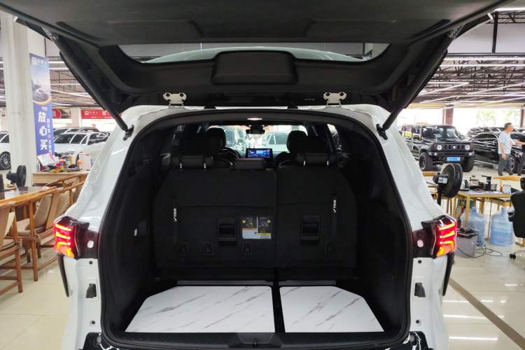 Used Toyota SIENNA 2023 2.5L Hybrid Deluxe Edition Trunk