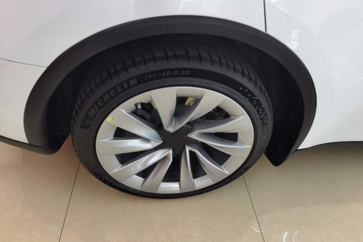 Used Tesla Model Y 2025 Long-Range All-Wheel-Drive Version
