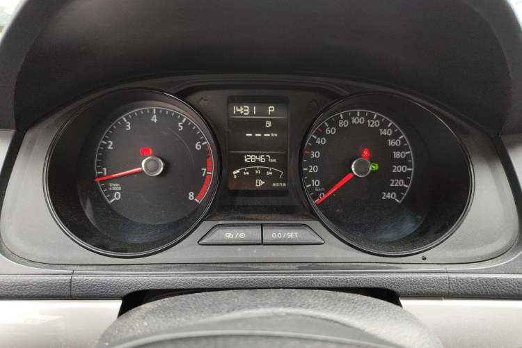 Used Volkswagen Lavida 2015 1.6L Automatic Fashion Edition Instrument Cluster