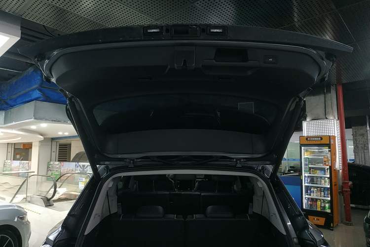 Used Volkswagen ID.6 X 2023 Pure Long-Range Version Trunk