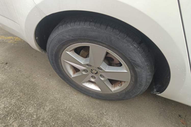 Used Skoda Octavia 2016 1.6L Automatic Front-Wheel Drive Model Right Rear Wheel Hub