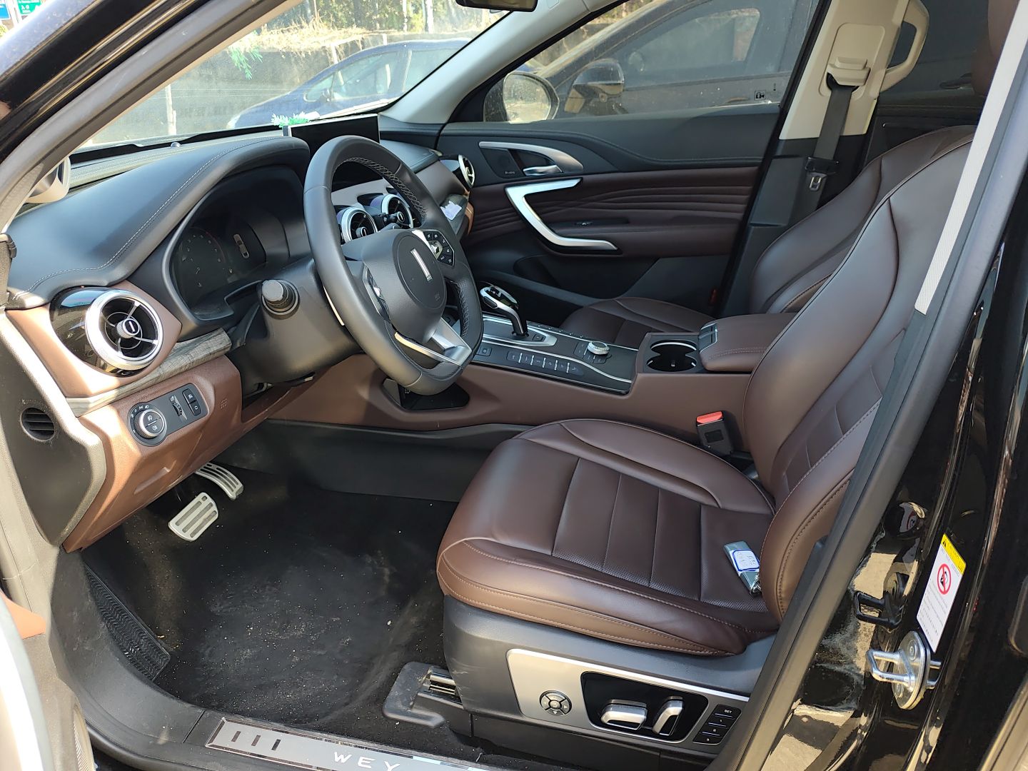 المقاعد الأمامية داخل السيارة