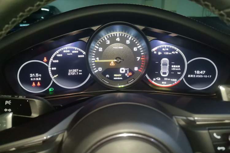 Used Porsche Panamera 2021 Panamera 4 E-Hybrid 2.9T Odometer Close Up