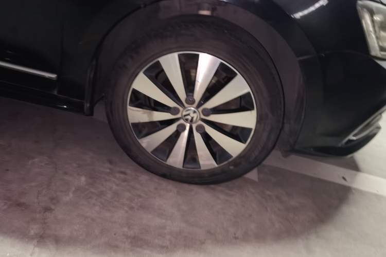 Used Volkswagen Sagitar 2015 230TSI Automatic Luxury Model Right Front Wheel Hub