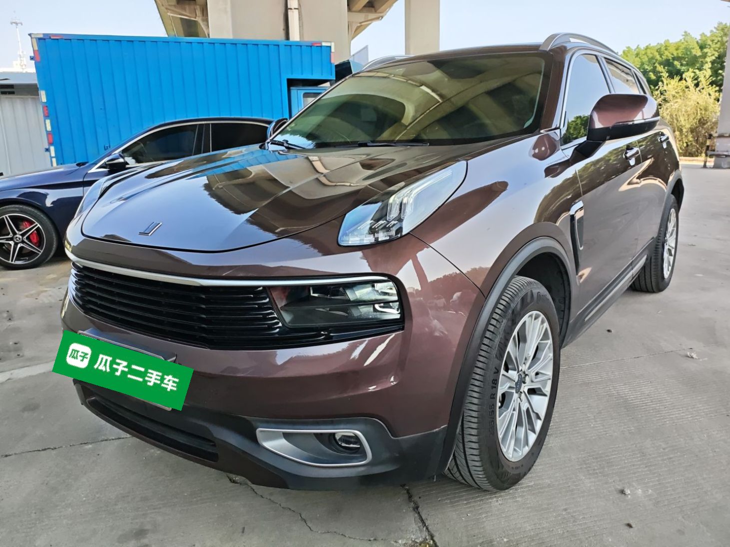 Под передней частью автомобиля