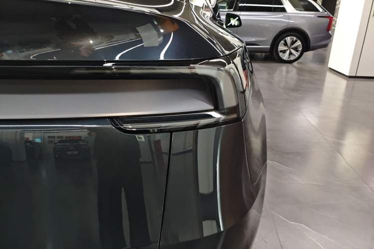 Used Tesla Model Y 2025 Long-Range All-Wheel-Drive Version
