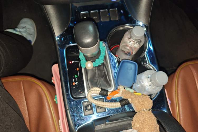 Used Toyota Highlander 2015 2.0T Two-Wheel Drive Luxury Edition 7 Seats Gear Lever