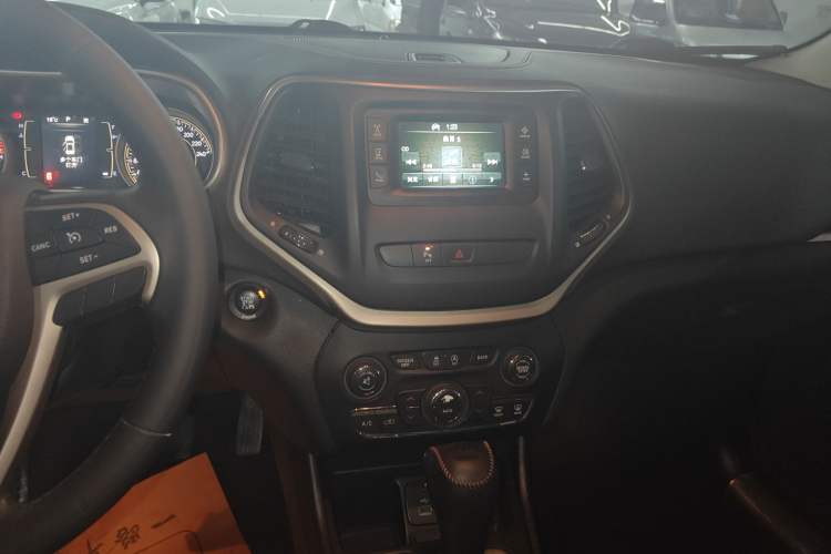 Used Jeep Cherokee 2016 2.4L Leading Edition
