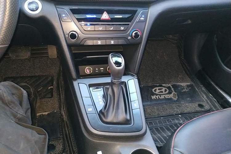 Used Hyundai Elantra (6th Generation / Lingdong) 2018 1.4T Dual-Clutch Xuan Dong · Dynamic Edition Gear Lever