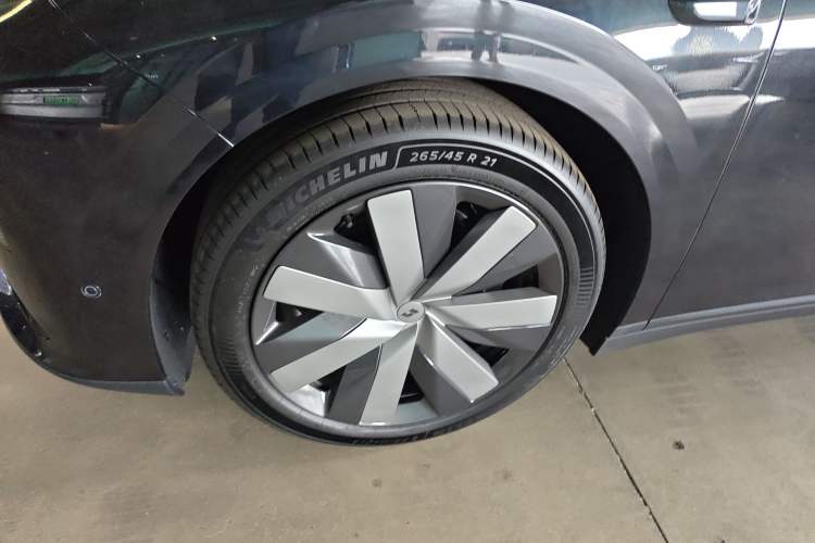 Used Li Auto i6 2025 Model Two-Wheel-Drive Standard Type
